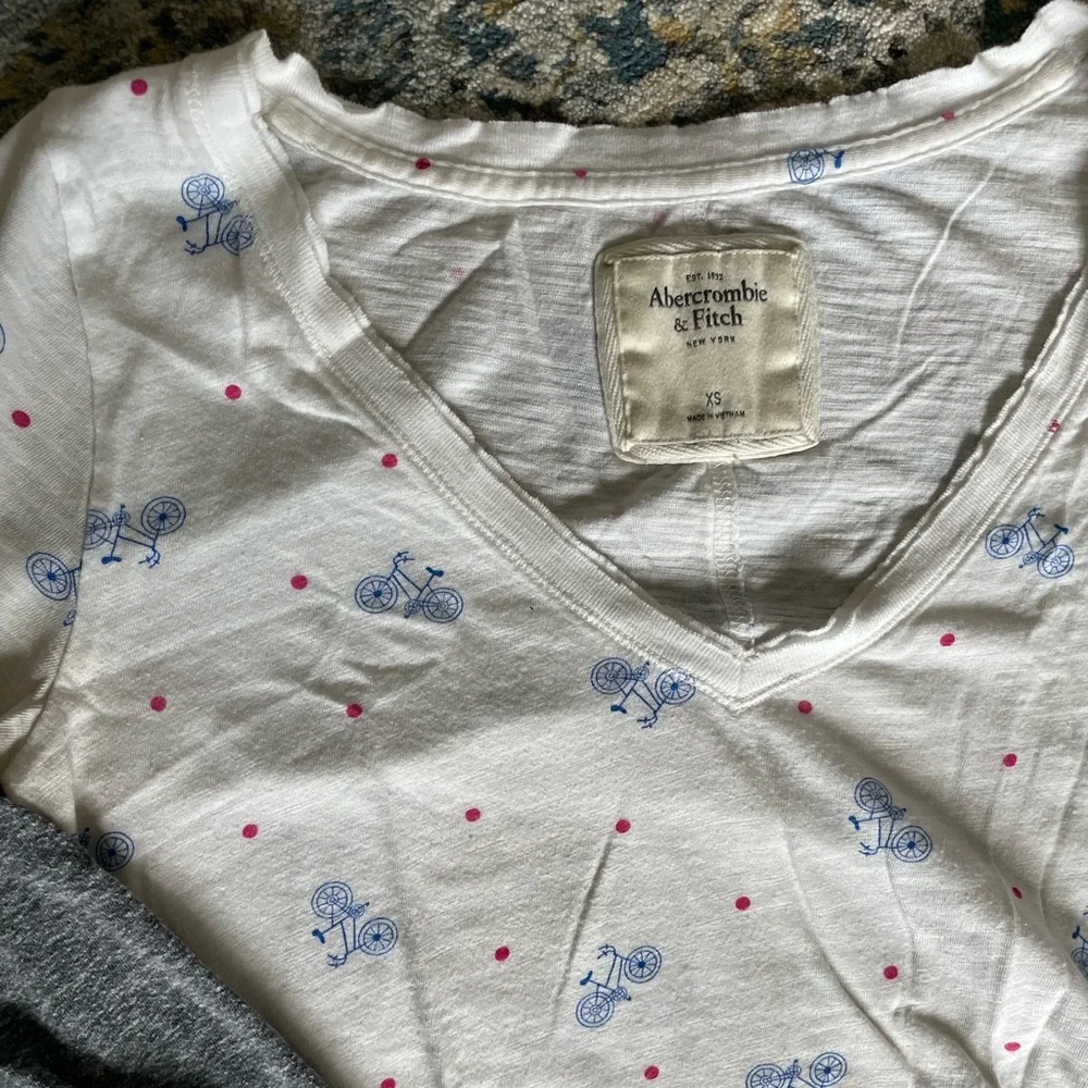 A&F Tee Bundle - Picture 2 of 3
